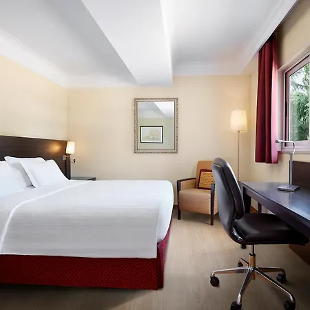 Courtyard By Marriott Park מלון