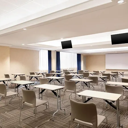 Courtyard By Marriott Park Hotel