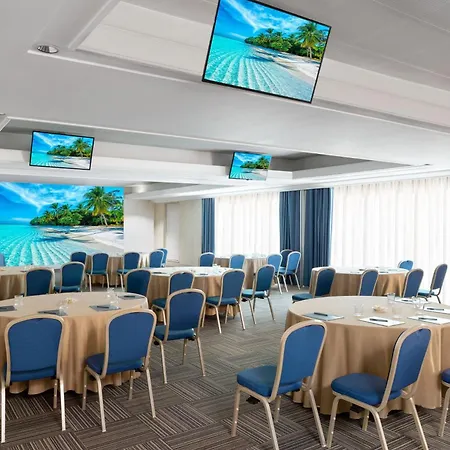 Courtyard By Marriott Park Hotel Roma