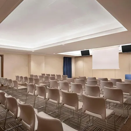 Courtyard By Marriott Park Hotel