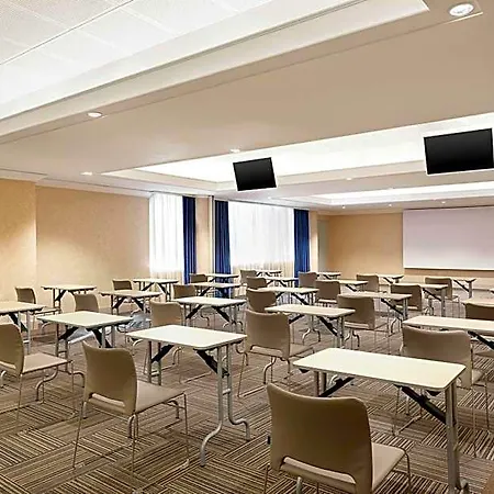 Courtyard By Marriott Park