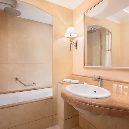 Courtyard By Marriott Park Roma