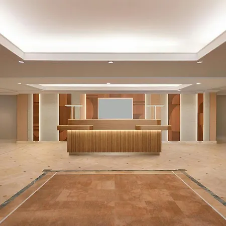 Courtyard By Marriott Park Hotel