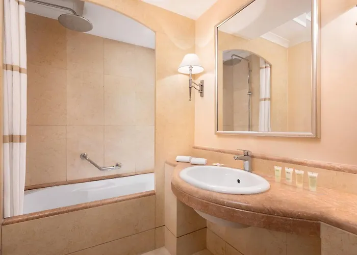 Courtyard By Marriott Park Roma