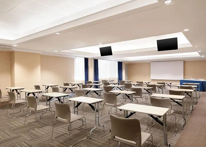 Courtyard By Marriott Park Hotel