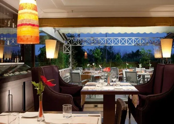 Courtyard By Marriott Park Rome